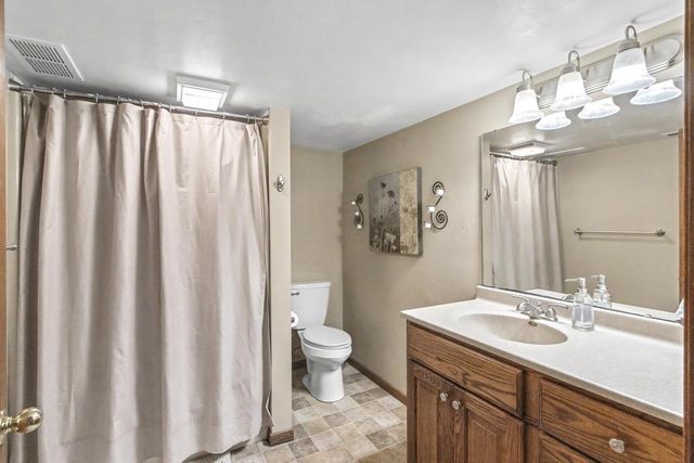 860 iroquois Circle, Baraboo, WI 53913