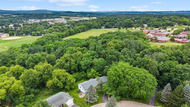 860 iroquois Circle, Baraboo, WI 53913