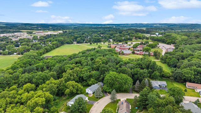 860 iroquois Circle, Baraboo, WI 53913