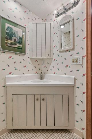 6016 Olinger Circle, Edina, MN 55436