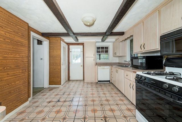 71 Holmes Ave, Weymouth, MA 02191