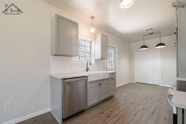 102 W MAGNOLIA AVENUE, Iowa Park, TX 76367