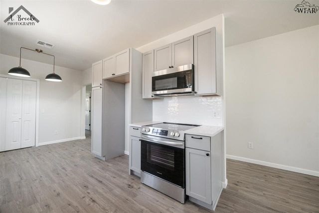 102 W MAGNOLIA AVENUE, Iowa Park, TX 76367