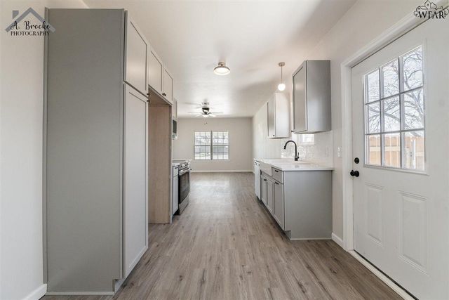 102 W MAGNOLIA AVENUE, Iowa Park, TX 76367