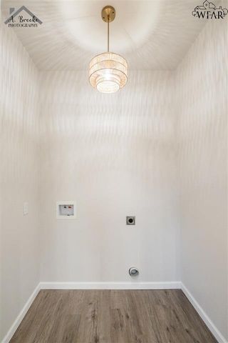 102 W MAGNOLIA AVENUE, Iowa Park, TX 76367