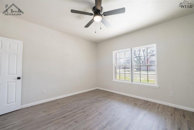 102 W MAGNOLIA AVENUE, Iowa Park, TX 76367