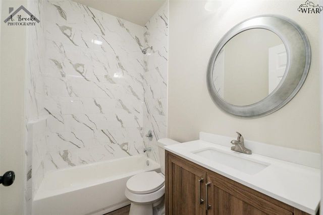 102 W MAGNOLIA AVENUE, Iowa Park, TX 76367