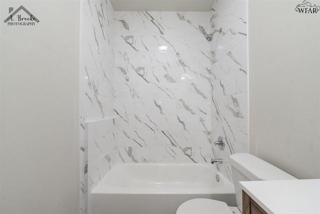 102 W MAGNOLIA AVENUE, Iowa Park, TX 76367