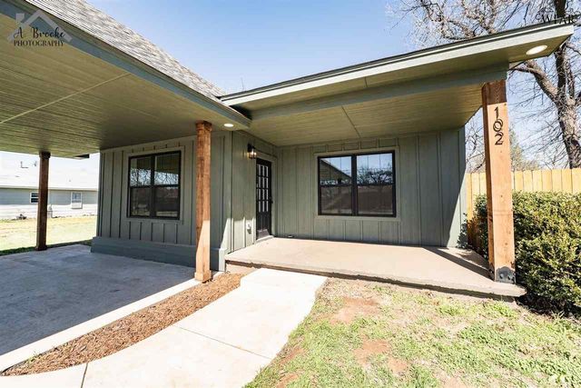 102 W MAGNOLIA AVENUE, Iowa Park, TX 76367