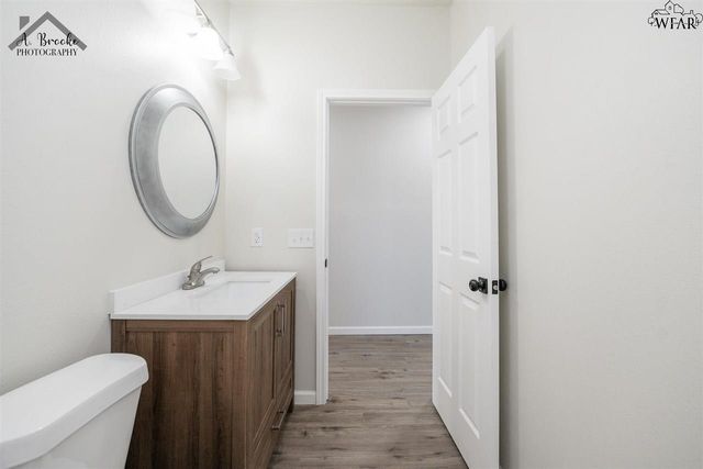 102 W MAGNOLIA AVENUE, Iowa Park, TX 76367