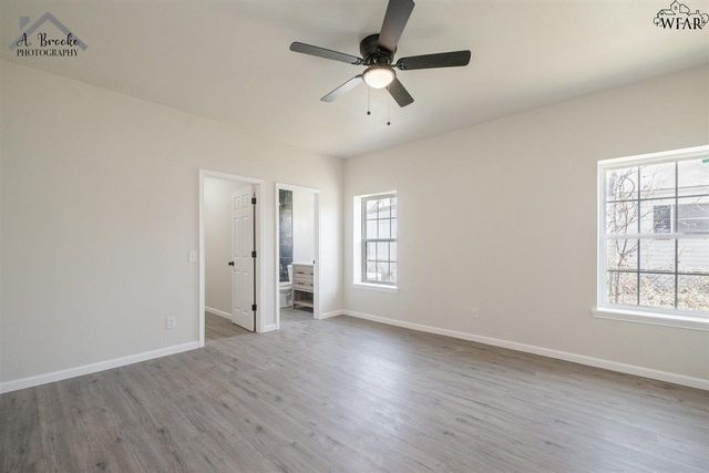 102 W MAGNOLIA AVENUE, Iowa Park, TX 76367