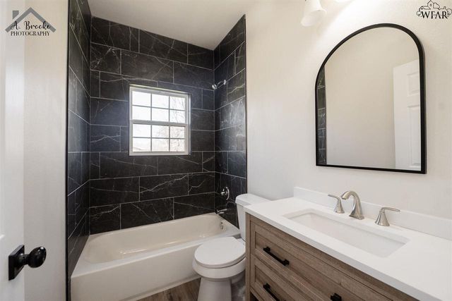 102 W MAGNOLIA AVENUE, Iowa Park, TX 76367