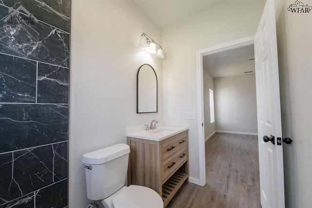 102 W MAGNOLIA AVENUE, Iowa Park, TX 76367