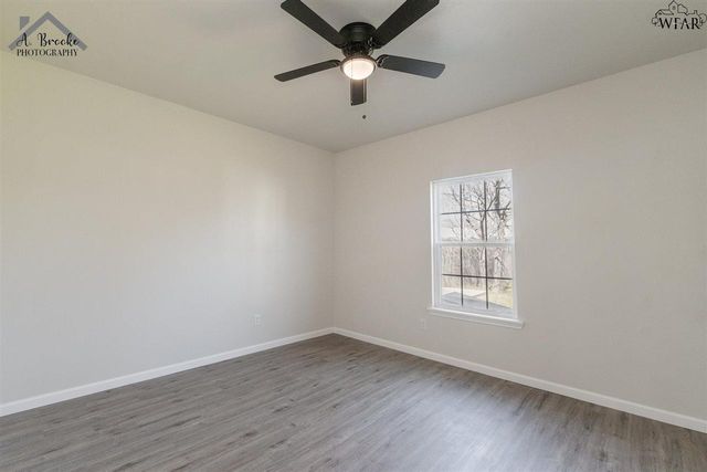 102 W MAGNOLIA AVENUE, Iowa Park, TX 76367