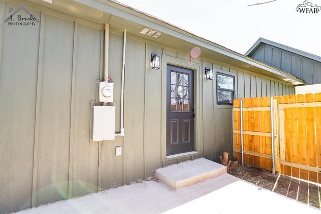 102 W MAGNOLIA AVENUE, Iowa Park, TX 76367