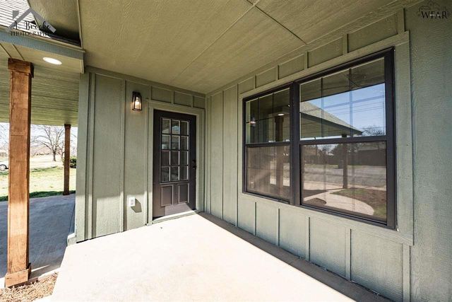 102 W MAGNOLIA AVENUE, Iowa Park, TX 76367