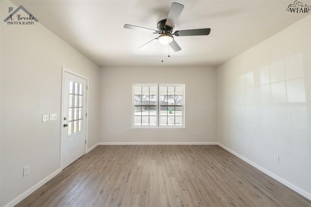 102 W MAGNOLIA AVENUE, Iowa Park, TX 76367