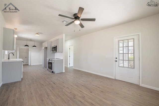 102 W MAGNOLIA AVENUE, Iowa Park, TX 76367