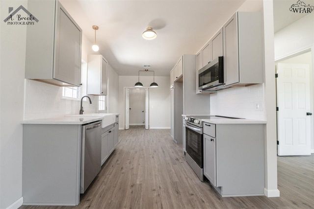 102 W MAGNOLIA AVENUE, Iowa Park, TX 76367