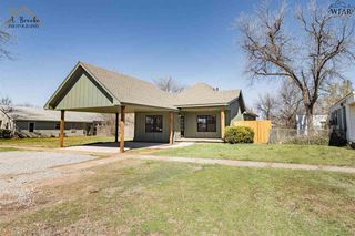 102 W MAGNOLIA AVENUE, Iowa Park, TX 76367