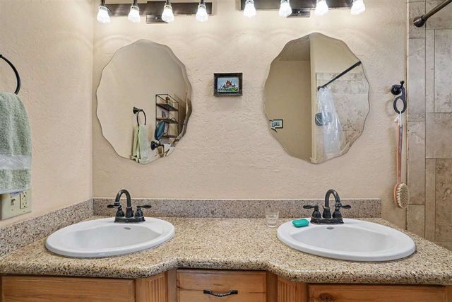 119 Granite Ridge Cir, Medicine Park, OK 73557