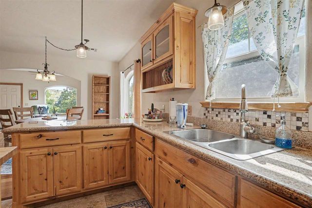 119 Granite Ridge Cir, Medicine Park, OK 73557