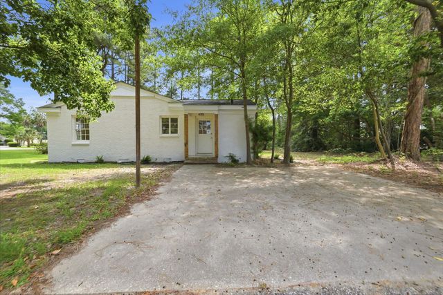 302 Azalea Dr., Mullins, SC 29574