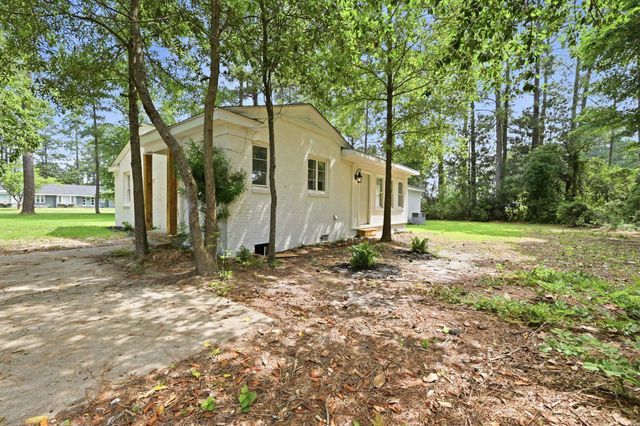 302 Azalea Dr., Mullins, SC 29574