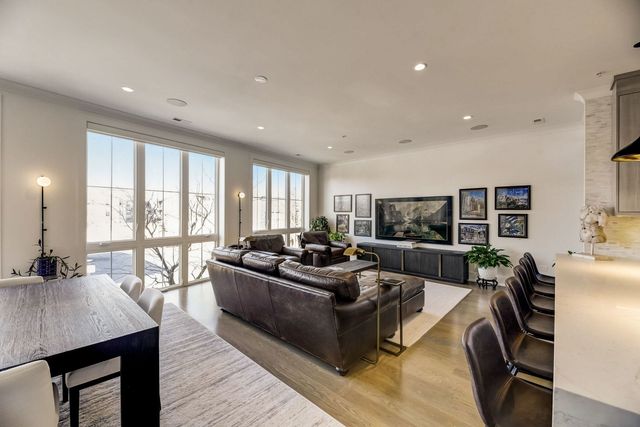 5015 N Clark Street 201, Chicago, IL 60640