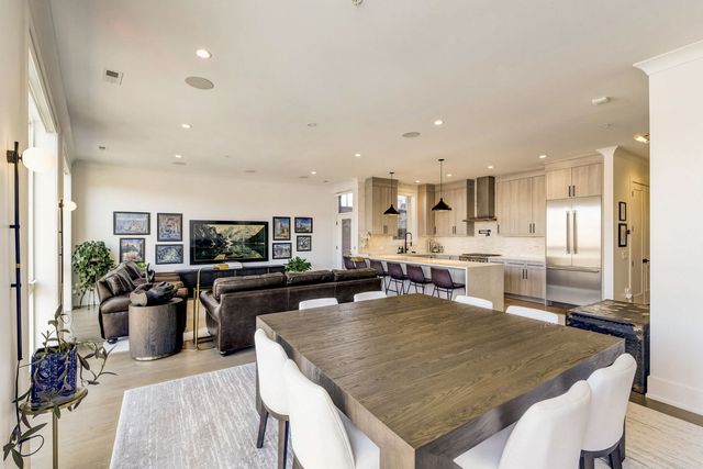 5015 N Clark Street 201, Chicago, IL 60640