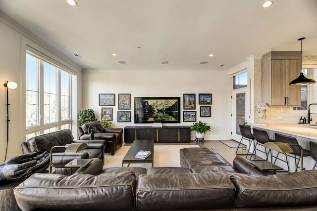 5015 N Clark Street 201, Chicago, IL 60640