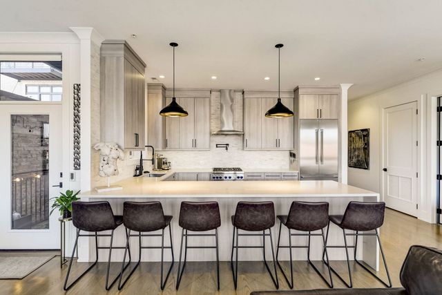 5015 N Clark Street 201, Chicago, IL 60640