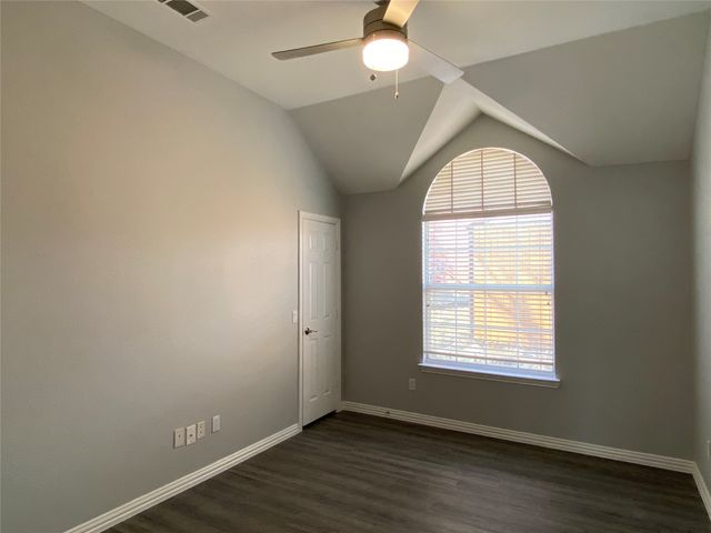 429 Crestview Point Drive, Lewisville, TX 75067