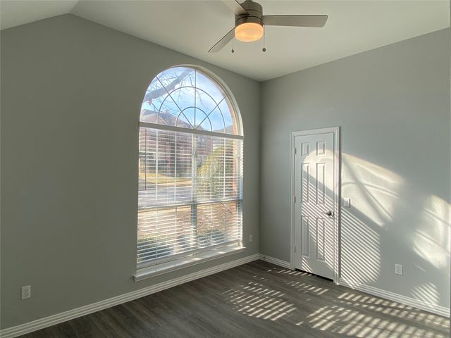 429 Crestview Point Drive, Lewisville, TX 75067