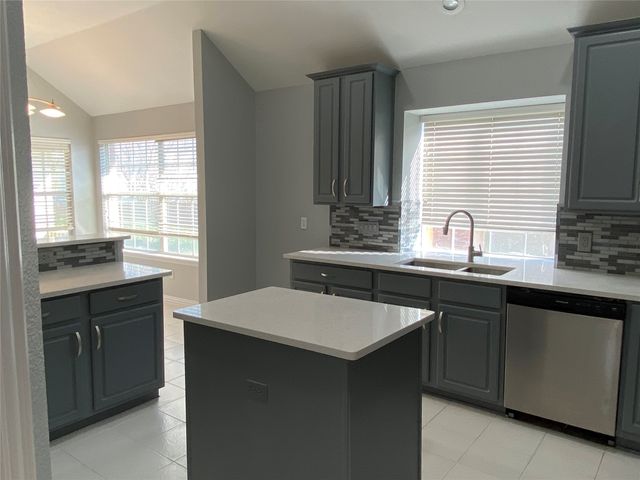 429 Crestview Point Drive, Lewisville, TX 75067