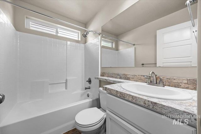 4991 N Sun Shimmer Ave, Meridian, ID 83646