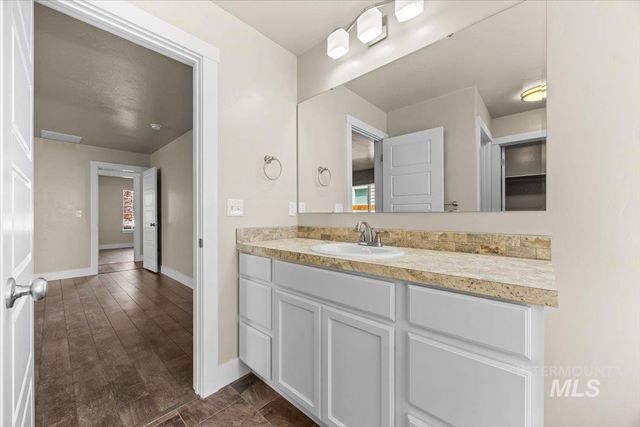 4991 N Sun Shimmer Ave, Meridian, ID 83646