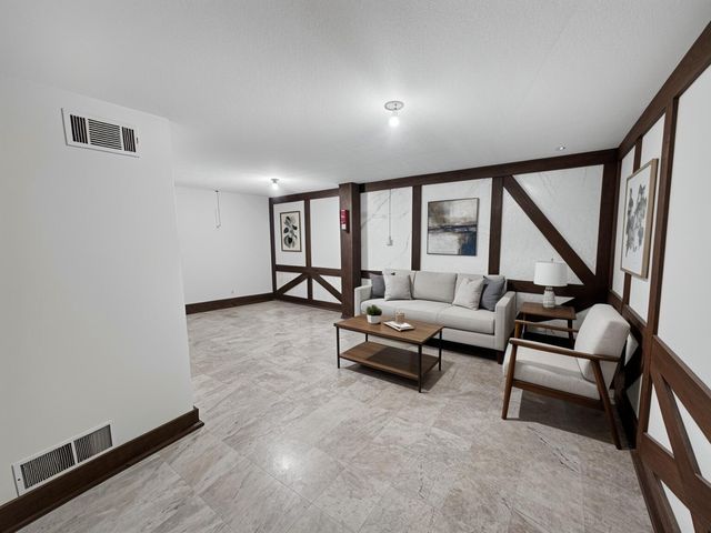 1201 S OLD 63 203, Columbia, MO 65201