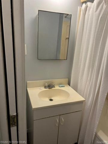 50 W Milton Avenue, Hazel Park, MI 48030