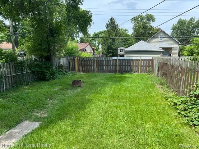 50 W Milton Avenue, Hazel Park, MI 48030