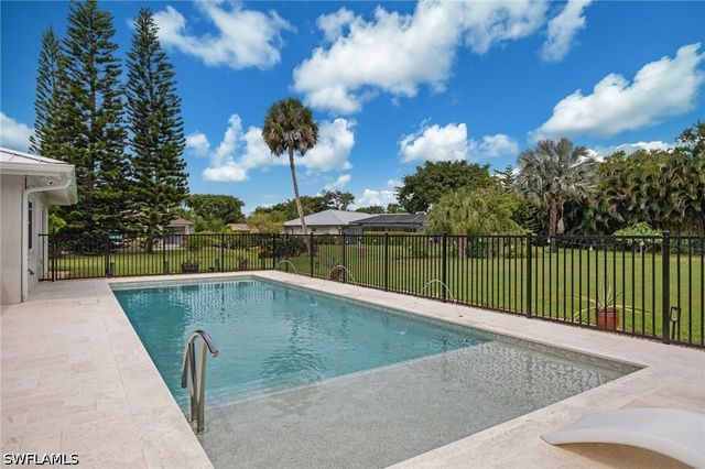 363 Juli Fe DR, Naples, FL 34110