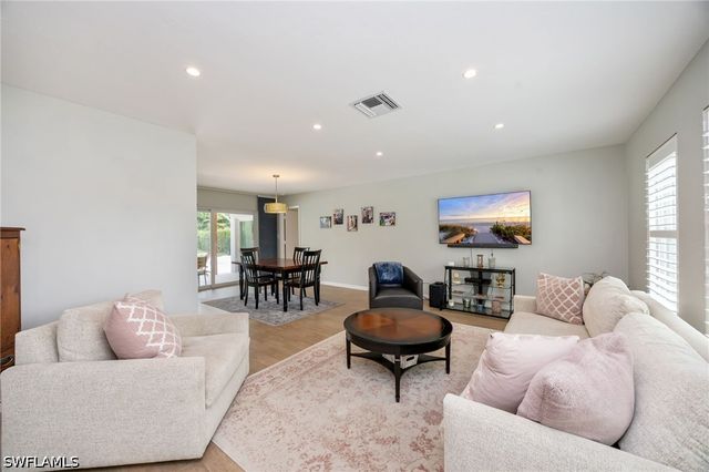 363 Juli Fe DR, Naples, FL 34110