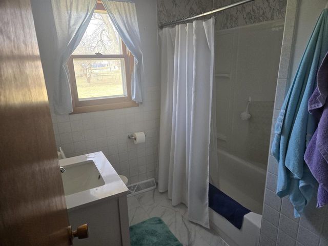 303 E 7 th Avenue, Brodhead, WI 53520