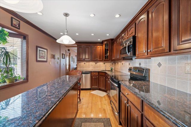 17 Acorn Lane, Levittown, NY 11756
