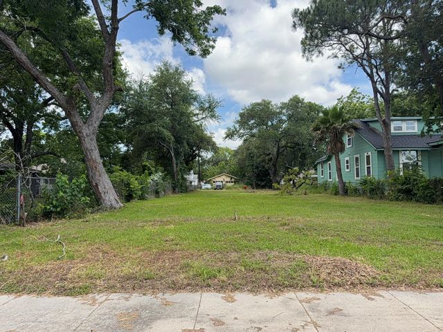 22 5th Avenue N, Texas City, TX 77590