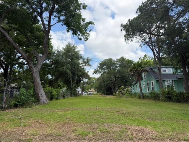 22 5th Avenue N, Texas City, TX 77590