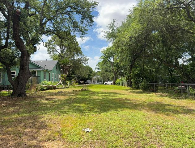 22 5th Avenue N, Texas City, TX 77590