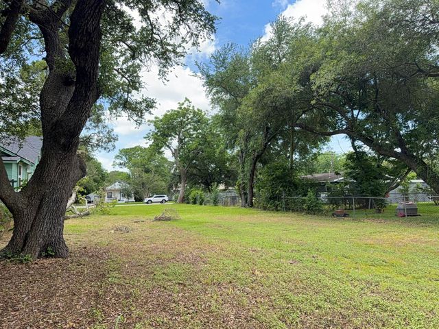 22 5th Avenue N, Texas City, TX 77590