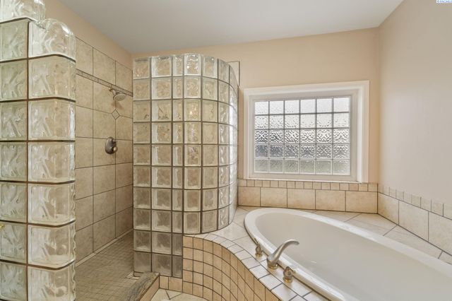 21 Alta Lane, Pasco, WA 99301