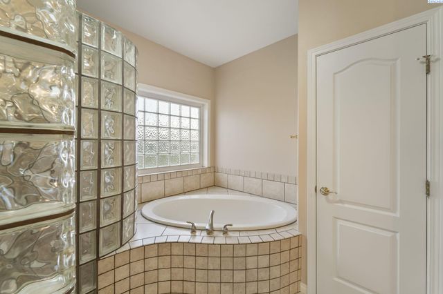 21 Alta Lane, Pasco, WA 99301